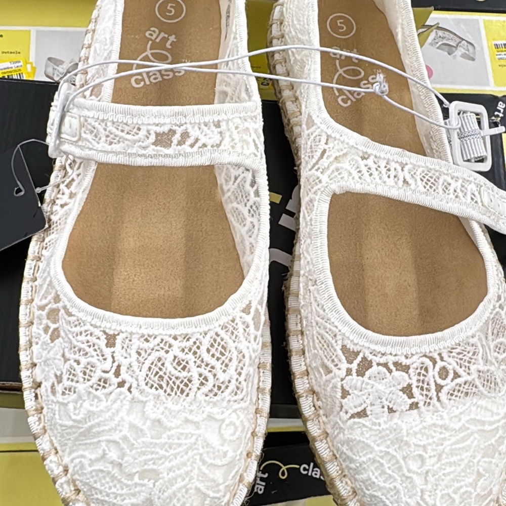 Art Class Women's Cream Lace Flats